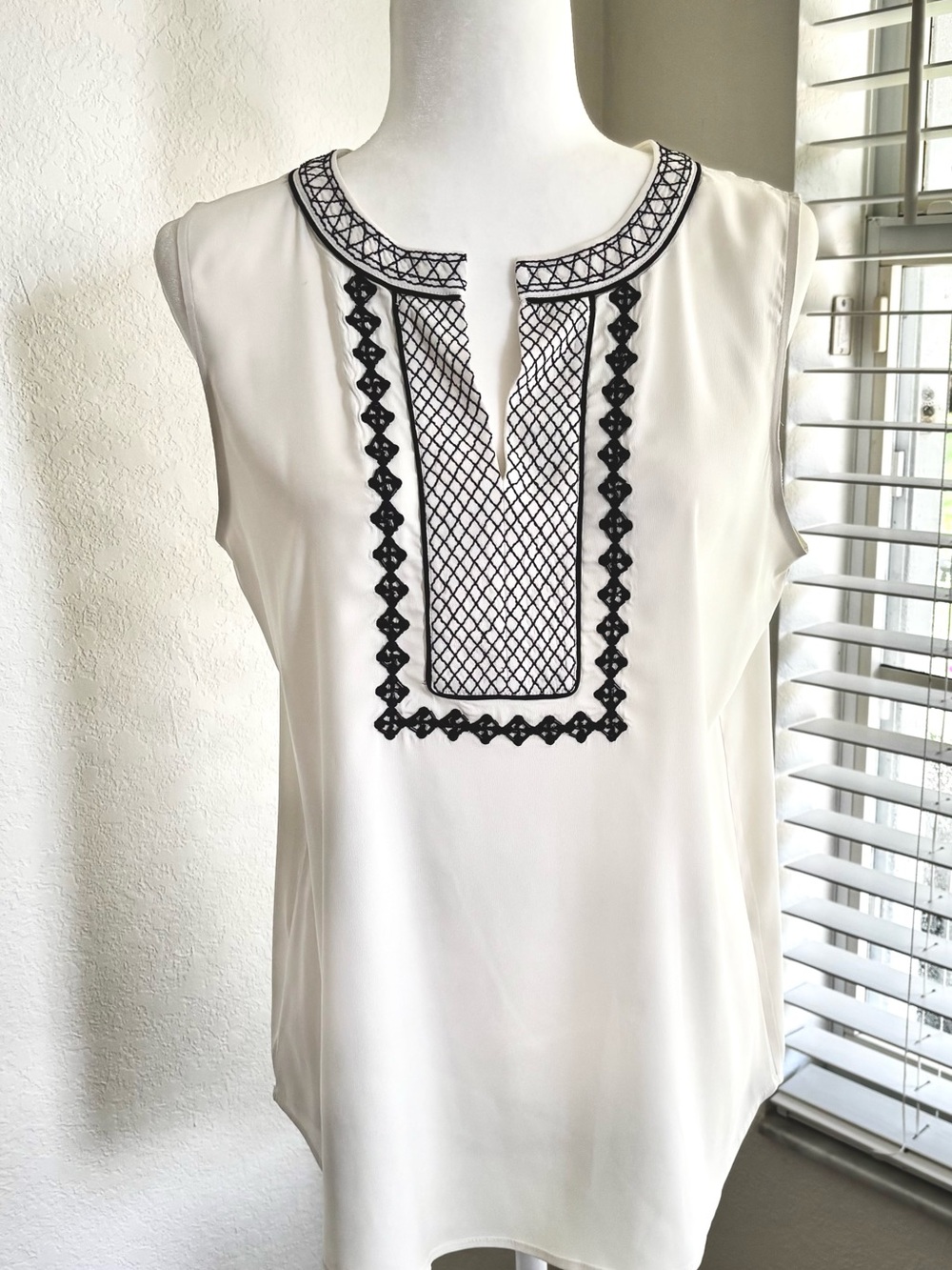 Ann Taylor Cream Sleeveless Blouse with Black Embroidered Bib / M